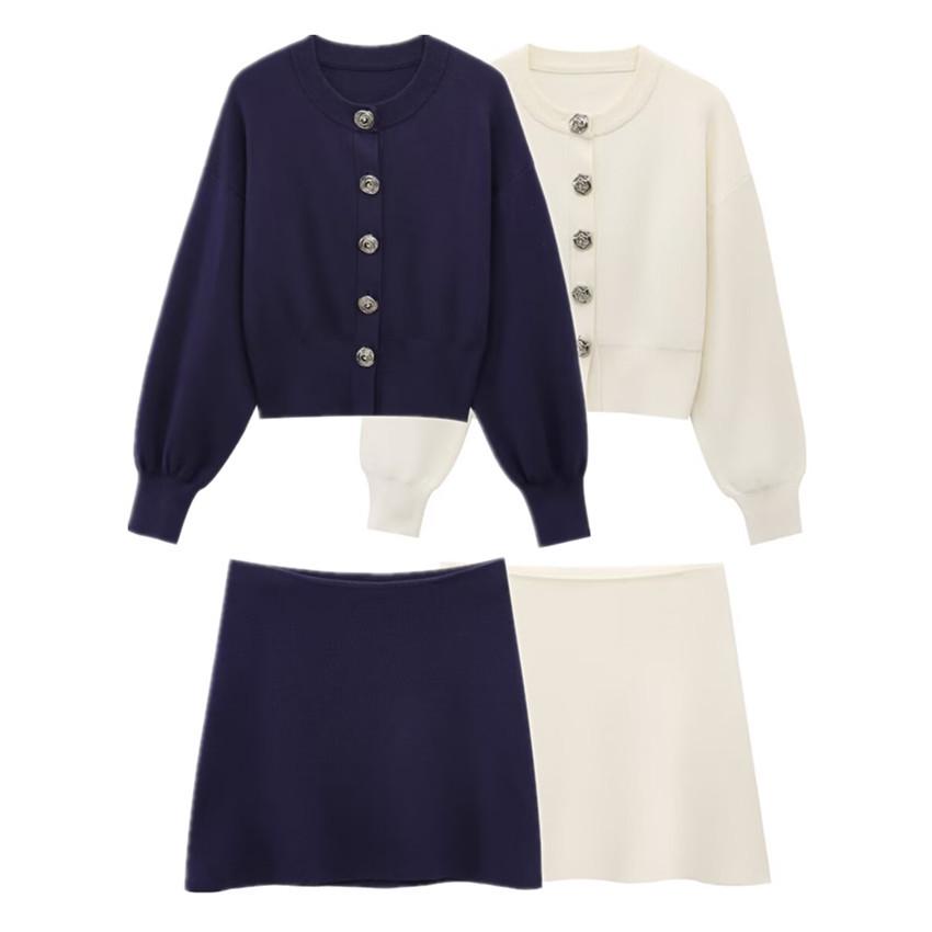 Spring 2025 Women s Floral Button Round-Neck Knit Sweater & Midi Skirt Set Large море синього кольору
Spring 2025 Women s Floral Button Round-Neck Knit Sweater & Midi Skirt Set Large море синього кольору