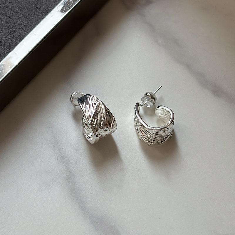 Sterling silver retro premium sense metal heavy industry handmade hammer ring earrings k real gold electroplated earrings women
Sterling silver retro premium sense metal heavy industry handmade hammer ring earrings k real gold electroplated earrings women