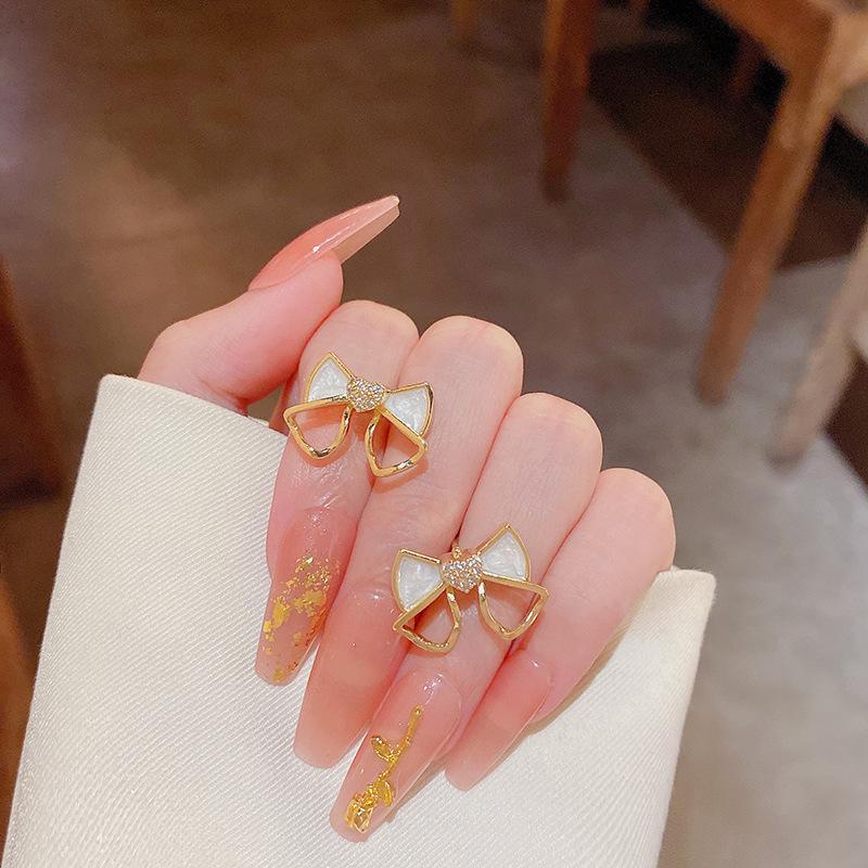 Корейские серьги-бантики S925 с микро-инкрустацией бриллиантами, изысканный дизайн «Любовь в виде капли масла» E5109 белый
Корейские серьги-бантики S925 с микро-инкрустацией бриллиантами, изысканный дизайн «Любовь в виде капли масла» E5109 белый