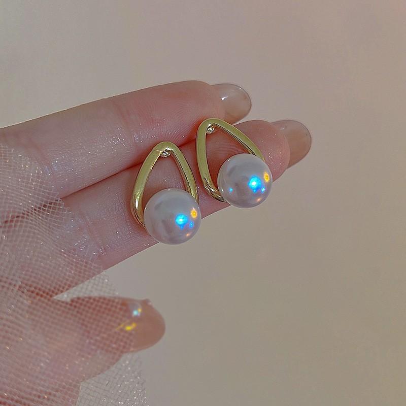 Трендовые корейские золотые простые милые серьги-кольца с жемчужной застежкой для женщин, крошечные серьги-хаггис, украшения для свадебной вечеринки
Трендовые корейские золотые простые милые серьги-кольца с жемчужной застежкой для женщин, крошечные серьги-хаггис, украшения для свадебной вечеринки