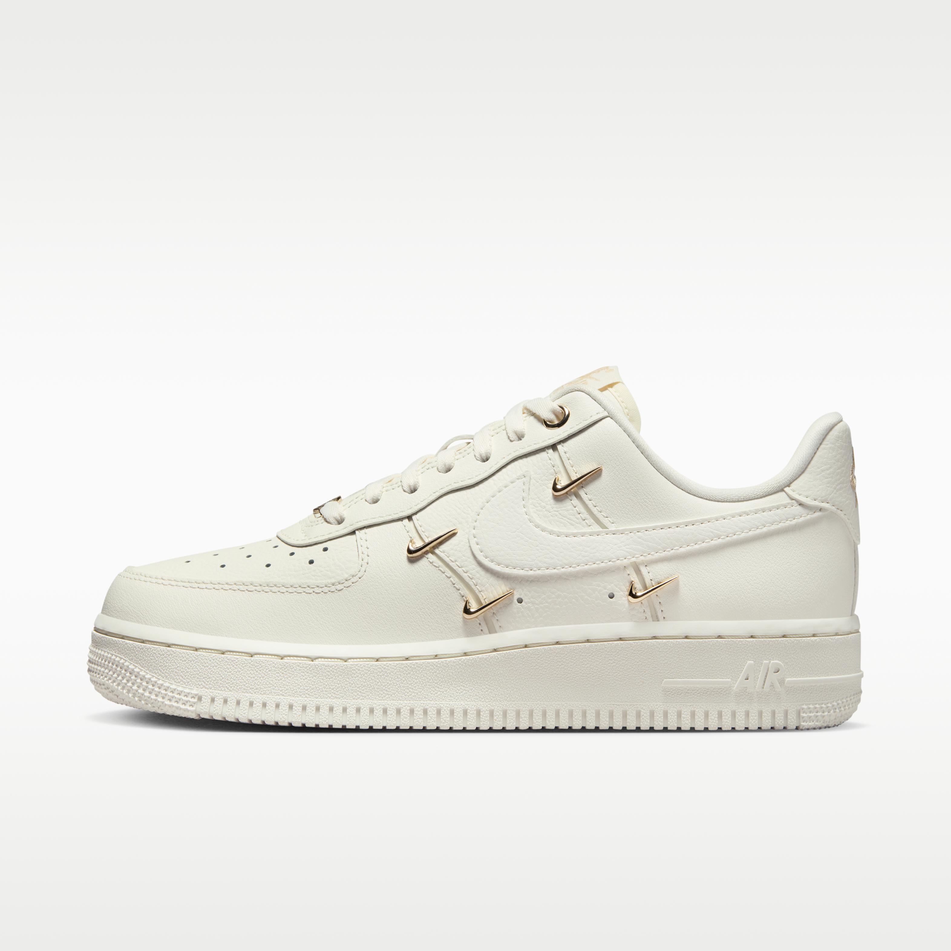 Nike Air Force 1 07 LX CN Sail Gold Mini Swooshes (Women s) 36.5
Nike Air Force 1 07 LX CN Sail Gold Mini Swooshes (Women s) 36.5