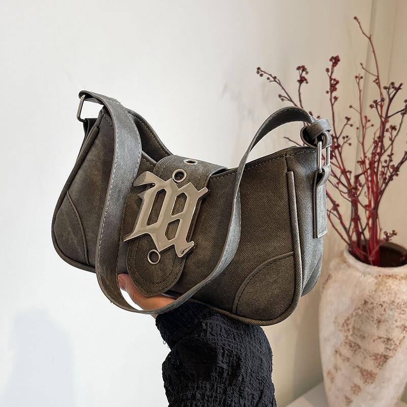 Premium matte baguette armpit bag women s 2025 new portable French niche fashion shoulder messenger bag
Premium matte baguette armpit bag women s 2025 new portable French niche fashion shoulder messenger bag