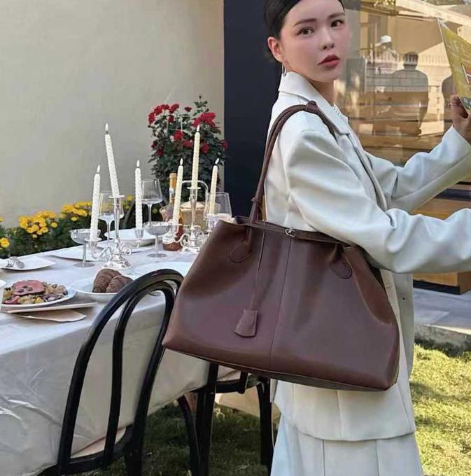 Genuine Leather Women s Bags Niche Tote Bags Large Capacity Crossbody Bags Casual Versatile Handbags Women s Armpit Shoulder Bags 46x13x26.5 CM
Genuine Leather Women s Bags Niche Tote Bags Large Capacity Crossbody Bags Casual Versatile Handbags Women s Armpit Shoulder Bags 46x13x26.5 CM