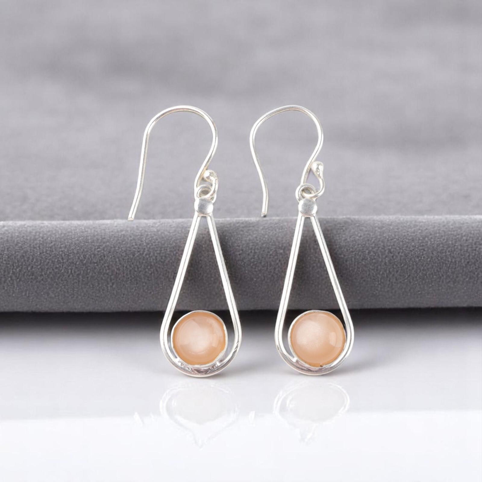 Peach Moonstone Gemstone 925 Sterling Silver Jewelry Handcrafted Earrings 1.76 EE-126-29
Peach Moonstone Gemstone 925 Sterling Silver Jewelry Handcrafted Earrings 1.76 EE-126-29