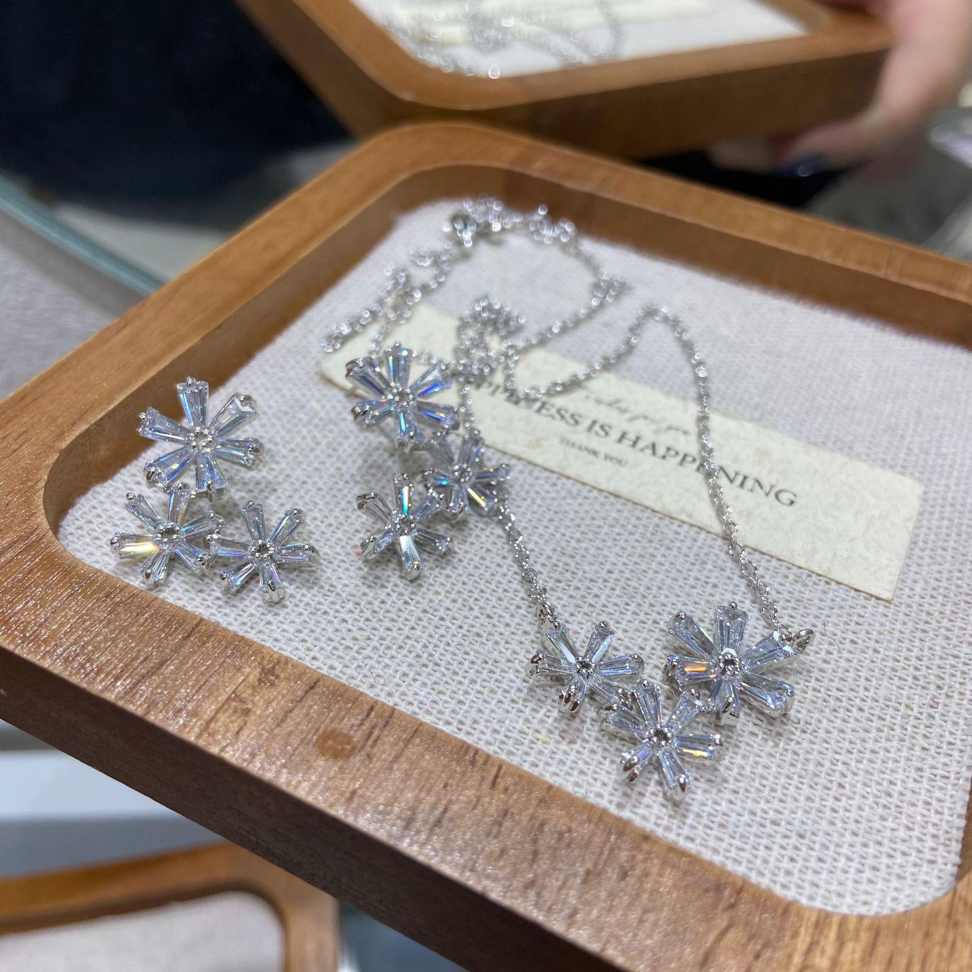 French Crystal Five-Petaled Flower Necklace Female Collarbone Chain High-End Light Luxury Niche Design Cold Wind Versatile Set
French Crystal Five-Petaled Flower Necklace Female Collarbone Chain High-End Light Luxury Niche Design Cold Wind Versatile Set