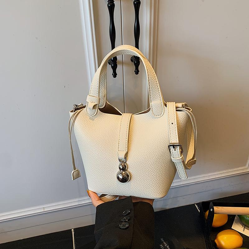 Модная и стильная портативная сумка-ведро с узором личи 2025 новая простая и универсальная наплечная сумка-мессенджер
Модная и стильная портативная сумка-ведро с узором личи 2025 новая простая и универсальная наплечная сумка-мессенджер