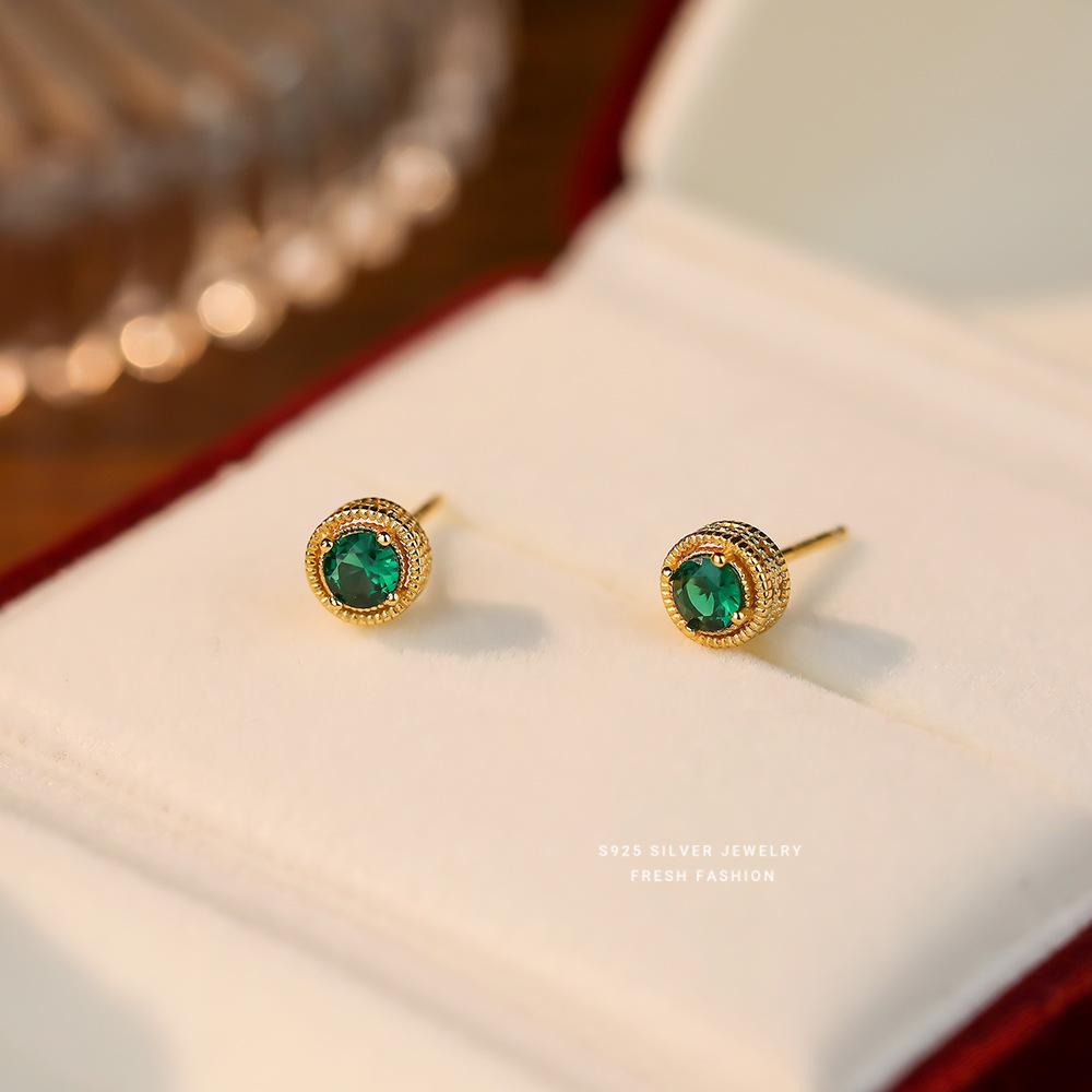 925 Sterling Silver French Light Luxury Baroque Carved Green Zircon Stud Earrings For Women Wedding Party Jewelry золотий
925 Sterling Silver French Light Luxury Baroque Carved Green Zircon Stud Earrings For Women Wedding Party Jewelry золотий