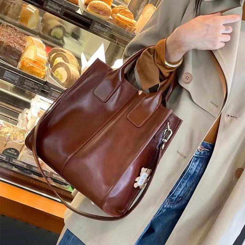 New Tote Bag for Women, Large Capacity, Fashionable and Atmospheric for Spring and Summer, Suitable for Work and Commuting, Leather Crossbody Handbag
New Tote Bag for Women, Large Capacity, Fashionable and Atmospheric for Spring and Summer, Suitable for Work and Commuting, Leather Crossbody Handbag