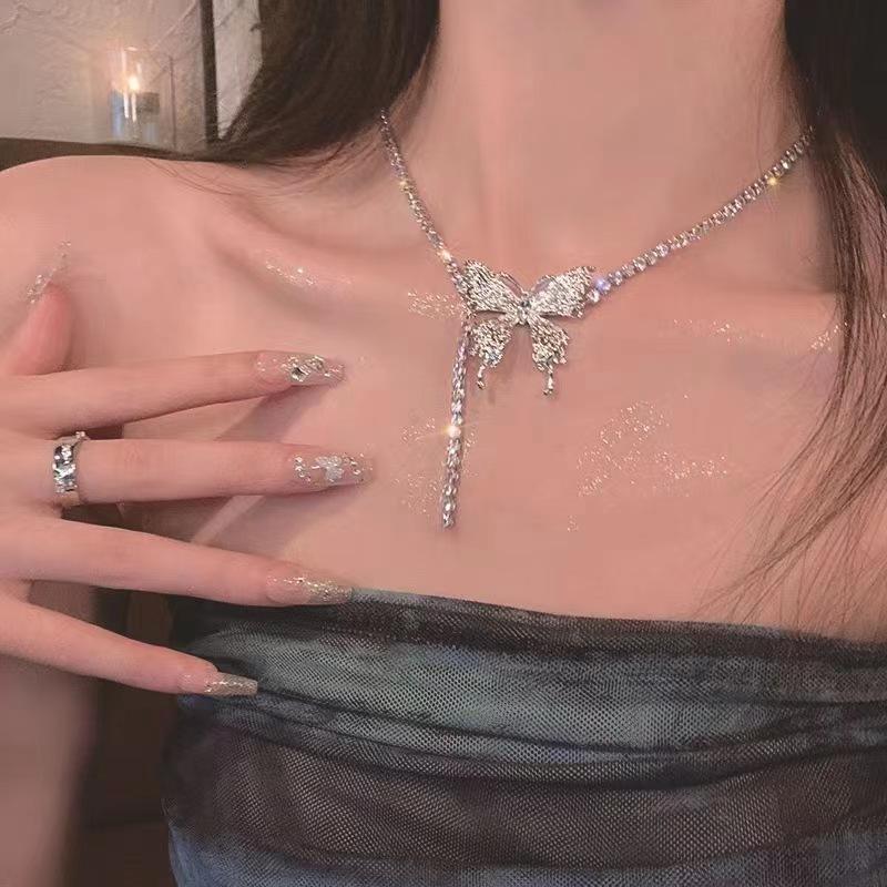 Flash Diamond Butterfly Necklace Women S Light Luxury Premium Niche Clavicle Chain Personality Versatile Sweet Cool Spice Girl Tassel Design Necklace
Flash Diamond Butterfly Necklace Women S Light Luxury Premium Niche Clavicle Chain Personality Versatile Sweet Cool Spice Girl Tassel Design Necklace