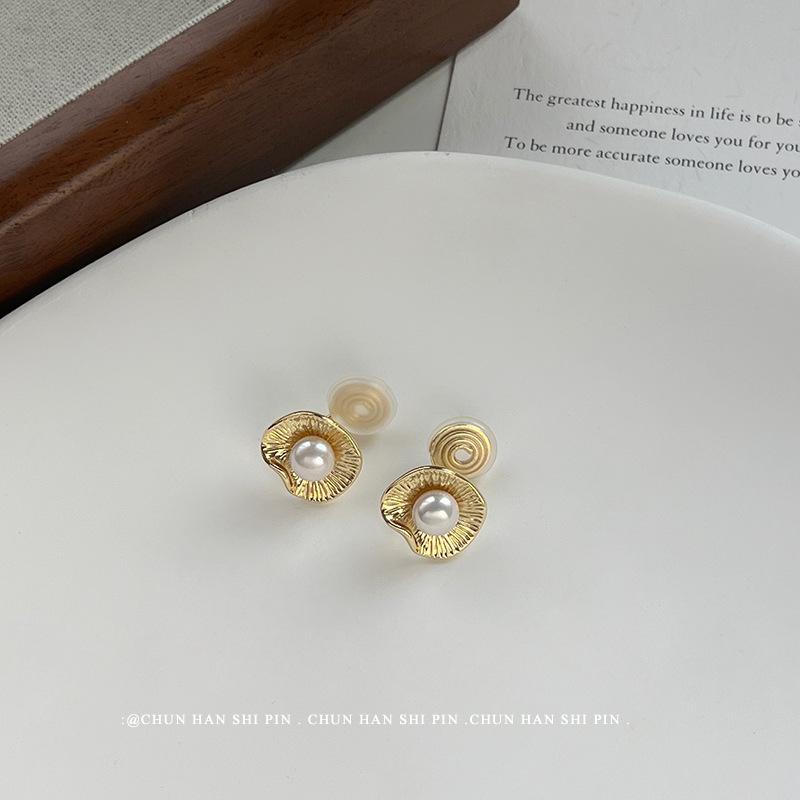 Lotus leaf irregular stud earrings, natural freshwater pearl ear clips, no ear piercings, high-grade mosquito coil disc earrings. 14k
Lotus leaf irregular stud earrings, natural freshwater pearl ear clips, no ear piercings, high-grade mosquito coil disc earrings. 14k