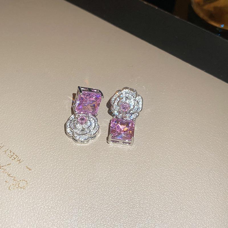 Элегантный французский набор ювелирных изделий с бабочками из циркония: Ожерелье и серьги
Элегантный французский набор ювелирных изделий с бабочками из циркония: Ожерелье и серьги