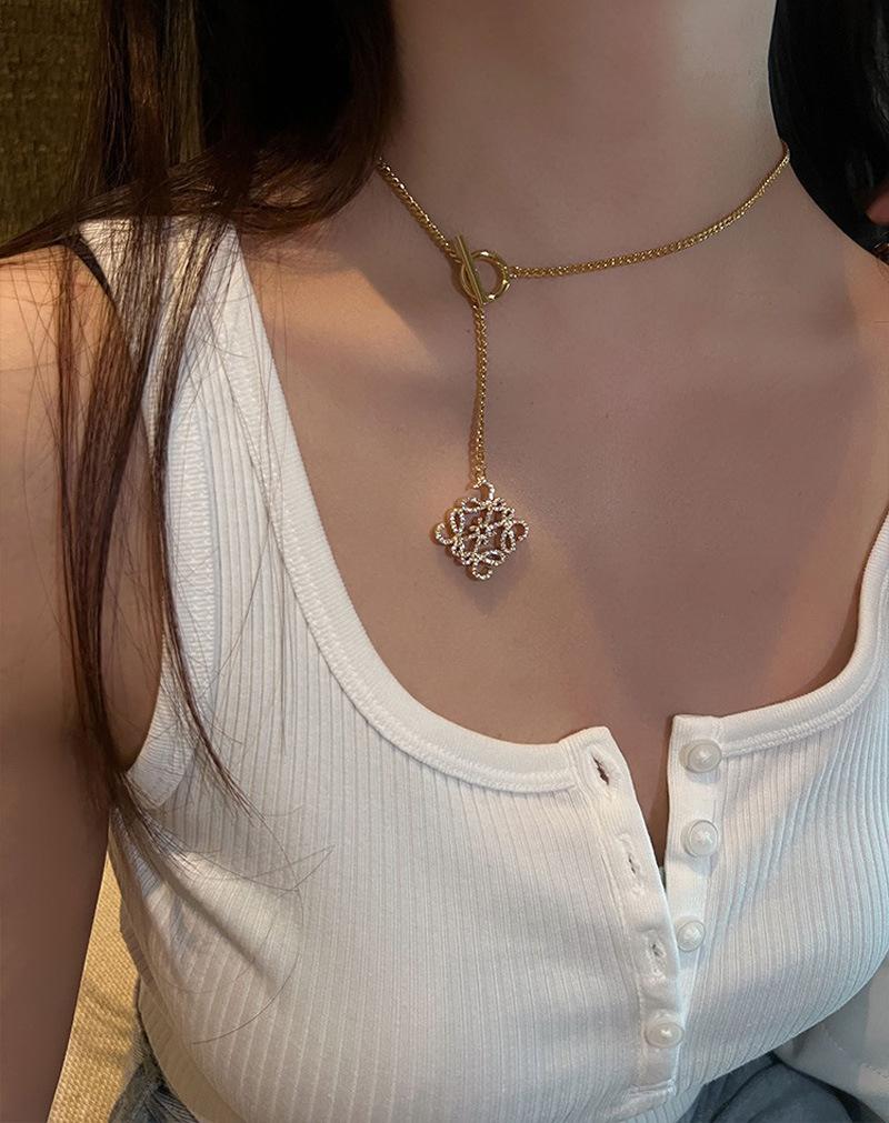 Полое квадратное ожерелье с резным бриллиантом Luojia Light Luxury High-end Clavicle Chain OT Sweater Chain
Полое квадратное ожерелье с резным бриллиантом Luojia Light Luxury High-end Clavicle Chain OT Sweater Chain