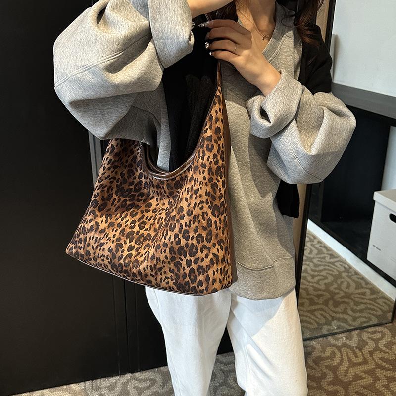 2025 underarm bag new tote leopard print fashion shoulder commuter messenger bag large capacity handbag bag 35*9.5*37
2025 underarm bag new tote leopard print fashion shoulder commuter messenger bag large capacity handbag bag 35*9.5*37