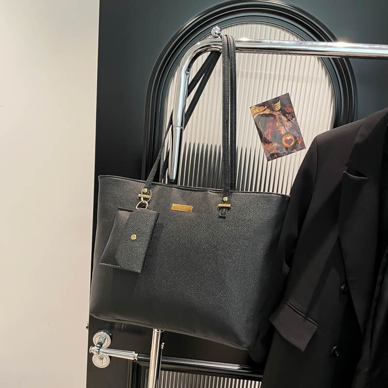 Simple and large-capacity tote bag, spring niche new fashion commuter handbag, textured shoulder bag. чёрный
Simple and large-capacity tote bag, spring niche new fashion commuter handbag, textured shoulder bag. чёрный