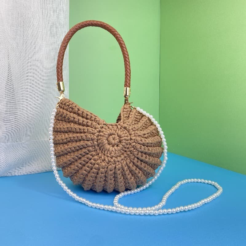 Hand Woven Shell Handbag коричневый
Hand Woven Shell Handbag коричневый