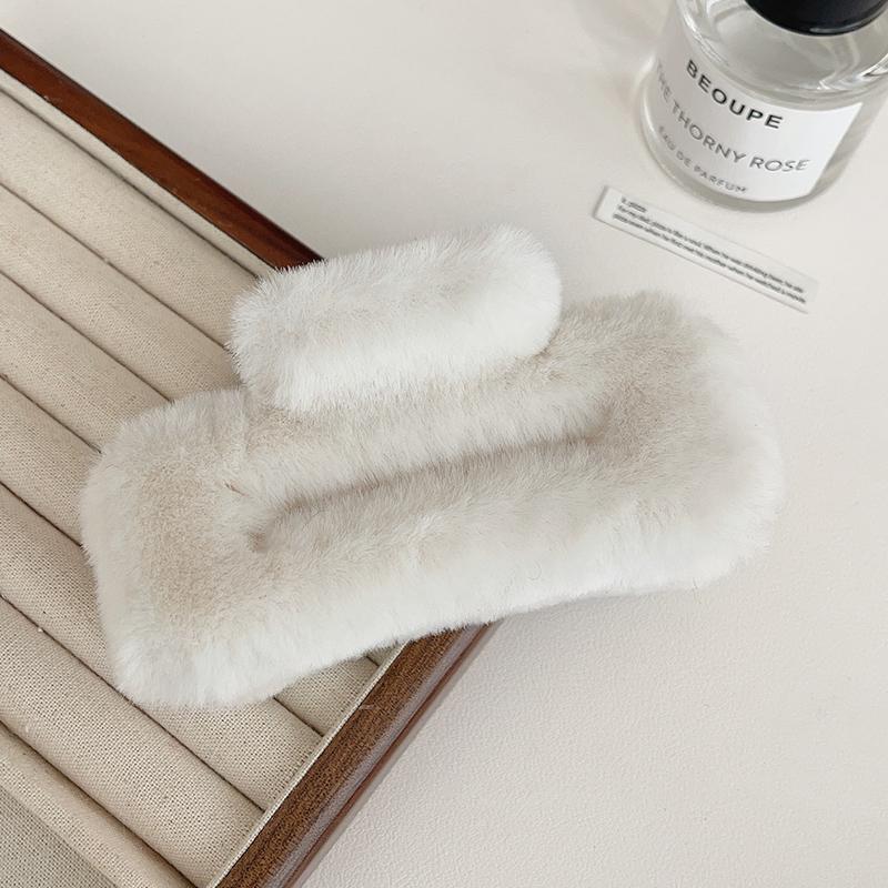 AWAYTR New Faux Fur Hair Claw Clips Large Hollowed Rectangle Plush Shark Clip Clamps Grab Girls Women Hair Accessories
AWAYTR New Faux Fur Hair Claw Clips Large Hollowed Rectangle Plush Shark Clip Clamps Grab Girls Women Hair Accessories
