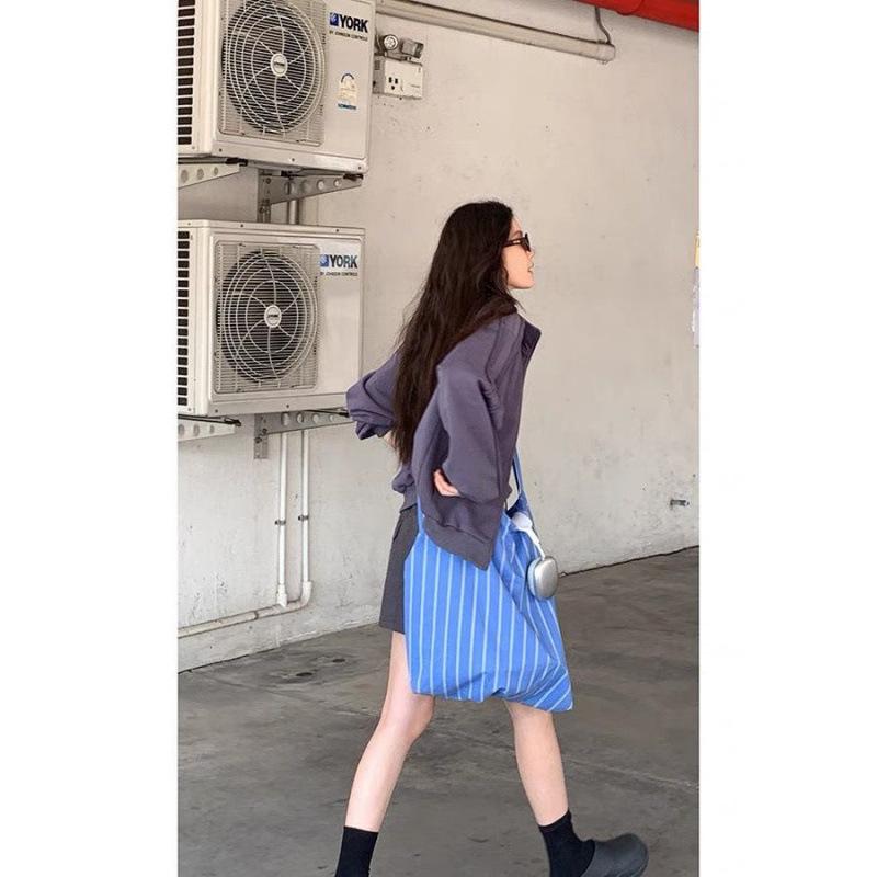 Blue and white striped new canvas bag, early spring shoulder versatile messenger bag, large capacity
Blue and white striped new canvas bag, early spring shoulder versatile messenger bag, large capacity