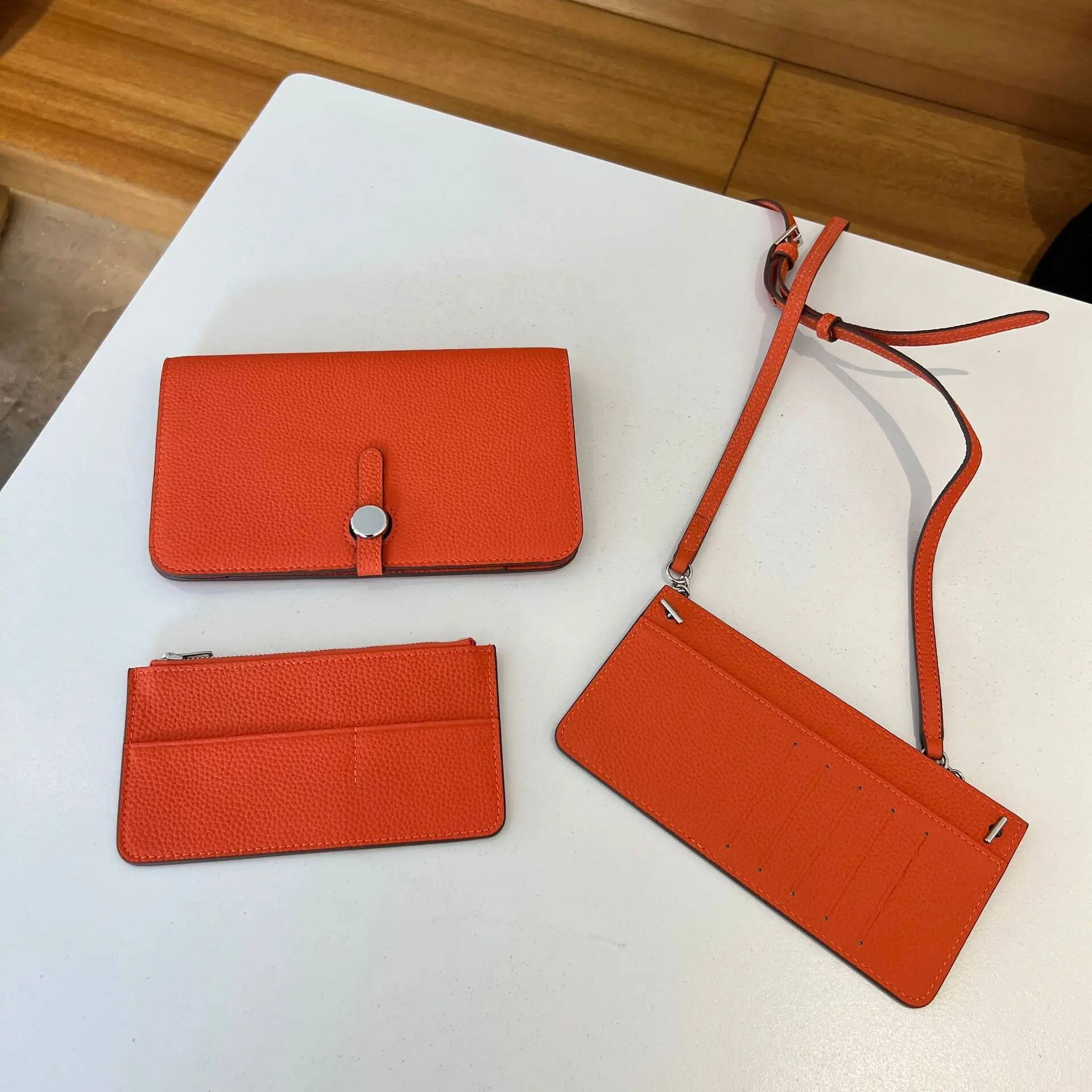 Free Customizable Name Cowhide Passport Case Wallet Women Phone Bag Multi-Purpose THREE-IN-ONE Single-Shoulder Crossbody Bag 20x2.5x12cm
Free Customizable Name Cowhide Passport Case Wallet Women Phone Bag Multi-Purpose THREE-IN-ONE Single-Shoulder Crossbody Bag 20x2.5x12cm