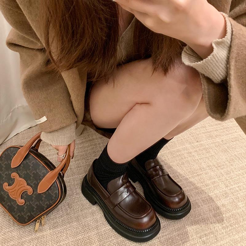 Супермягкие лоферы женские круглый носок однотонные толстая подошва толстый каблук модные универсальные на плоской подошве не устают ноги маленькие кожаные туфли женские 40
Супермягкие лоферы женские круглый носок однотонные толстая подошва толстый каблук модные универсальные на плоской подошве не устают ноги маленькие кожаные туфли женские 40