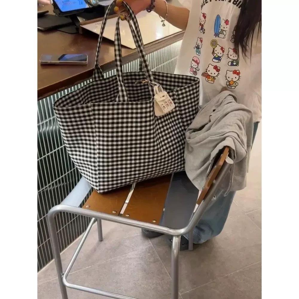 Женская сумка премиум-класса, холщовая сумка с дизайнерским чувством, нишевая, большой вместимости, на плечо, ретро-клетка, студенческая сумка, тренд
Женская сумка премиум-класса, холщовая сумка с дизайнерским чувством, нишевая, большой вместимости, на плечо, ретро-клетка, студенческая сумка, тренд