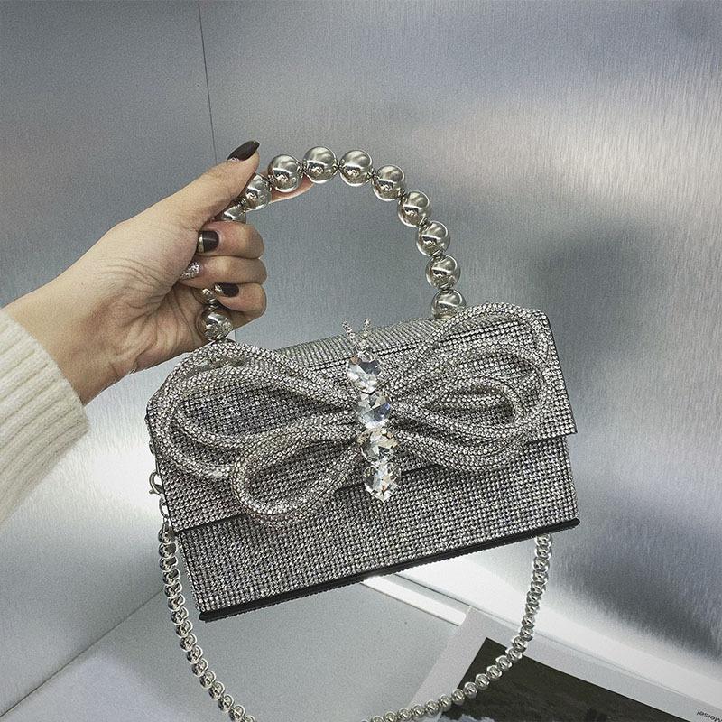 Shiny or not, bow or not, diamond bag, handmade diamond-encrusted dinner clutch bag, square box bag, portable.
Shiny or not, bow or not, diamond bag, handmade diamond-encrusted dinner clutch bag, square box bag, portable.