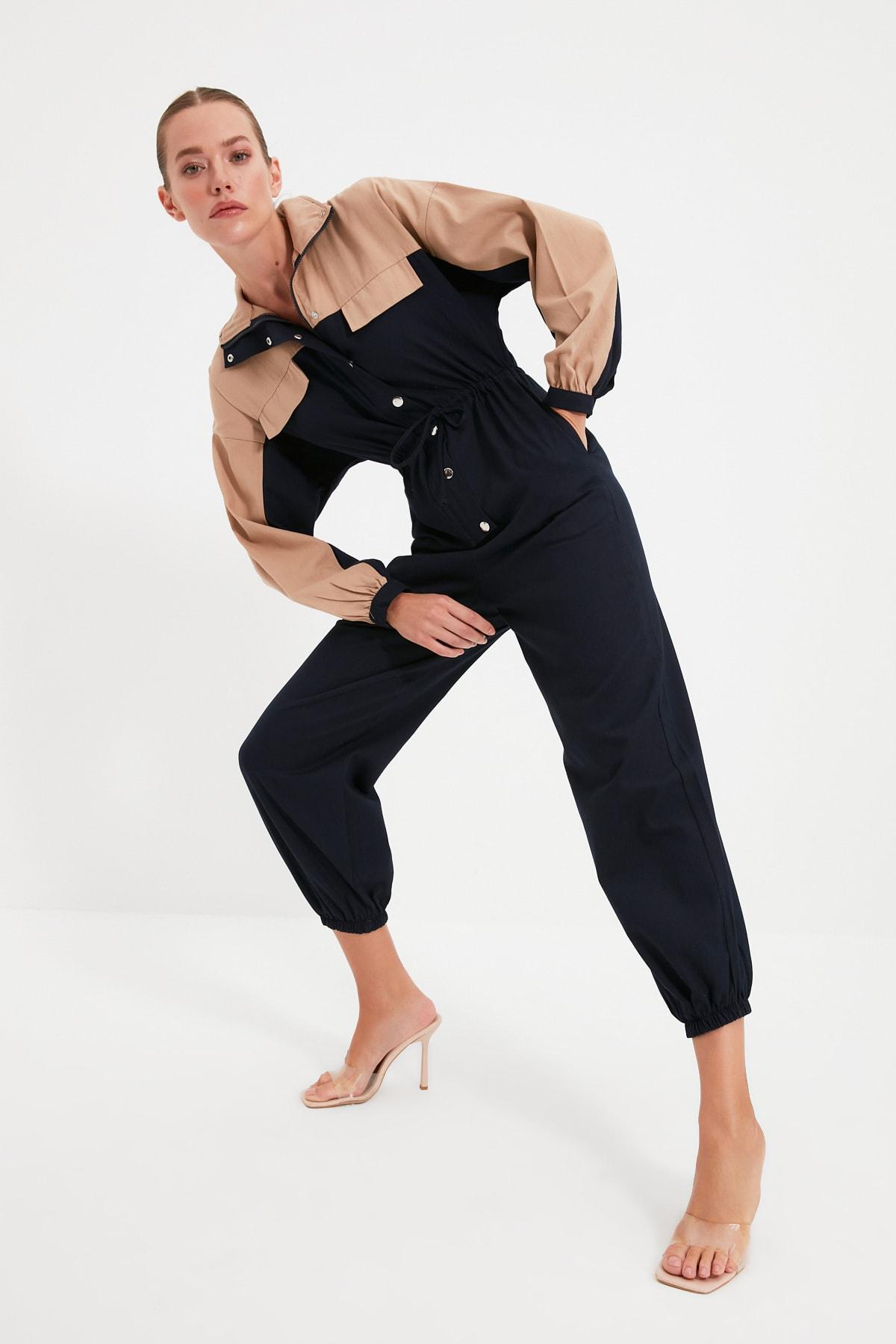 Темно-синий комбинезон со шнуровкой TWOAW21TU0011..
Темно-синий комбинезон со шнуровкой TWOAW21TU0011..