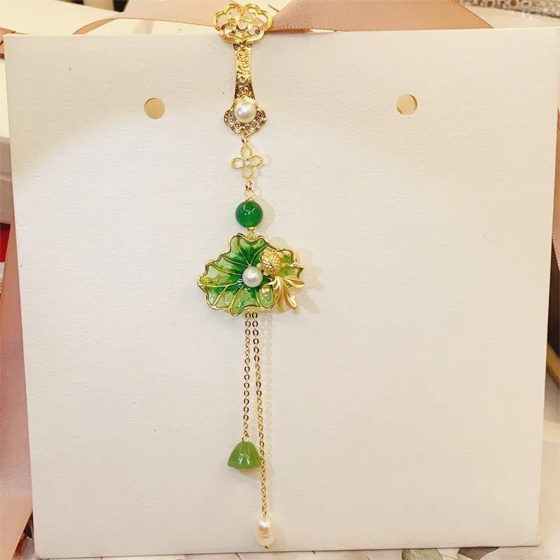 Оригинальный кулон в виде листа лотоса с жемчужиной, изысканная кисточка с золотой рыбкой, свежий зеленый длинный кулон, натуральные броши из нефрита Хотан для женщин, украшения для ханьфу
Оригинальный кулон в виде листа лотоса с жемчужиной, изысканная кисточка с золотой рыбкой, свежий зеленый длинный кулон, натуральные броши из нефрита Хотан для женщин, украшения для ханьфу