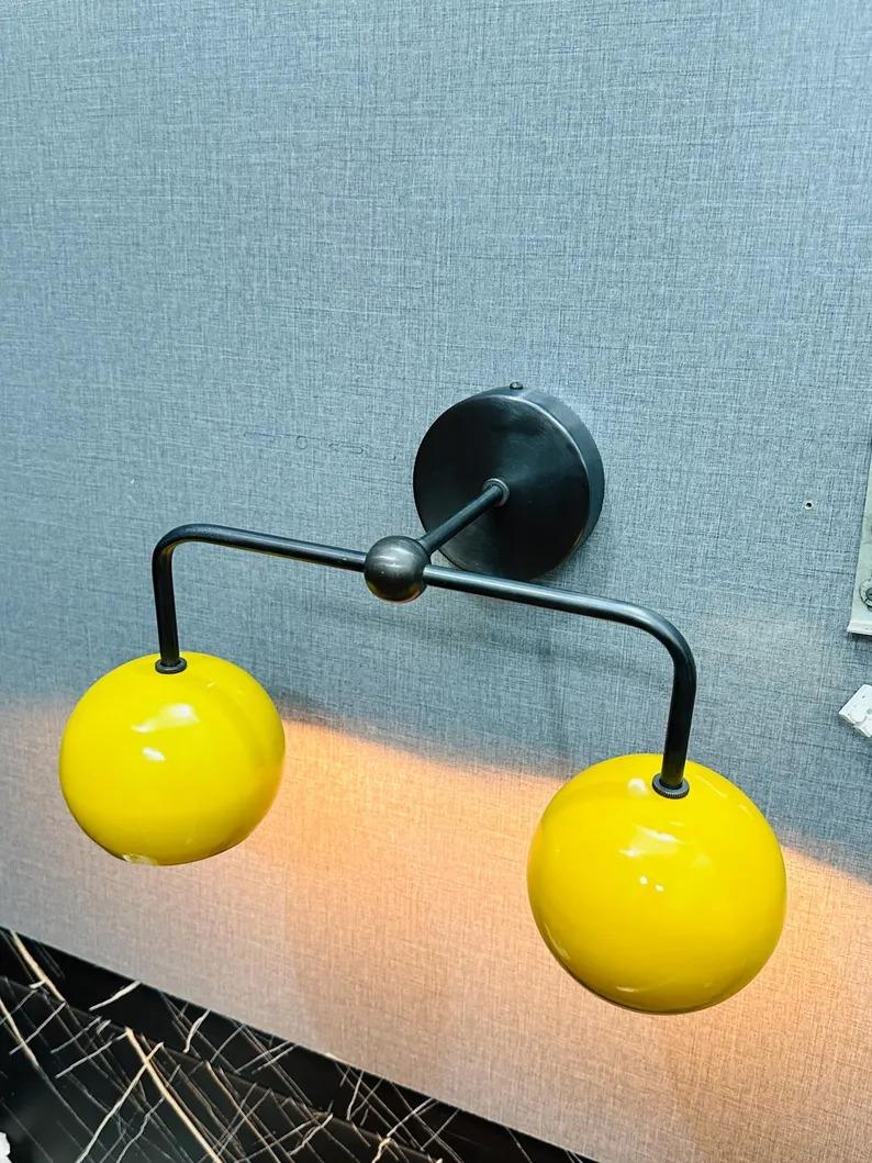 Mid-Century Modern Brass Wall Sconce: Italian Diabolo Style жовтий
Mid-Century Modern Brass Wall Sconce: Italian Diabolo Style жовтий