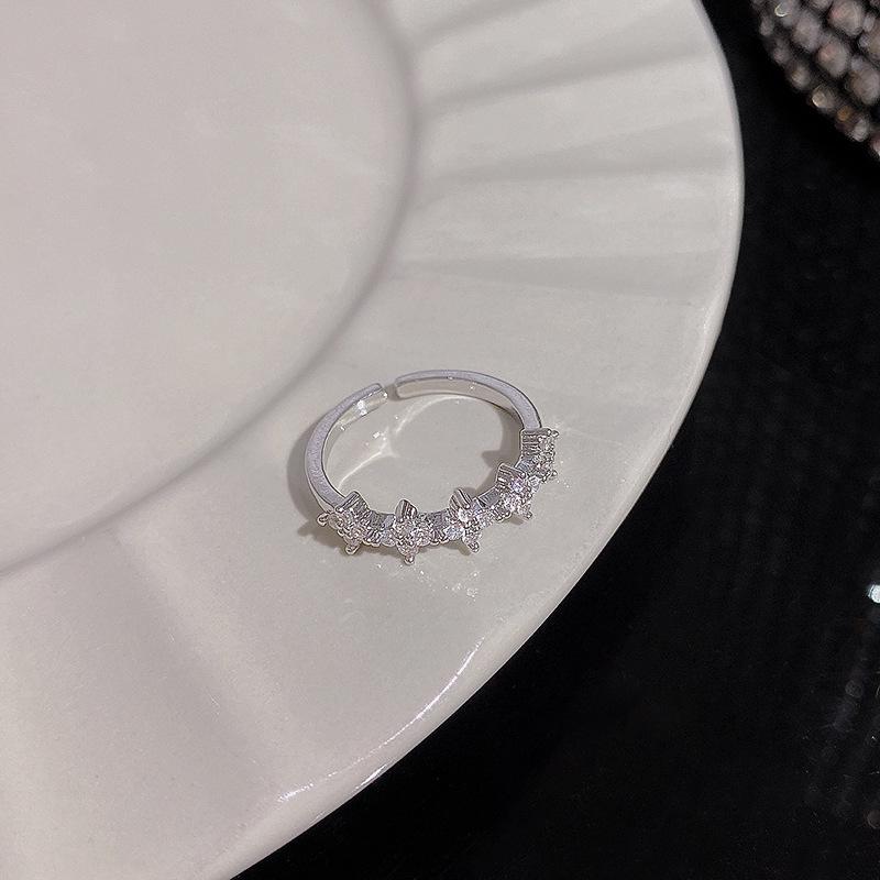 Элегантное серебряное кольцо с цирконом для женщин - Открытый дизайн, универсальное и стильное Adjustable
Элегантное серебряное кольцо с цирконом для женщин - Открытый дизайн, универсальное и стильное Adjustable
