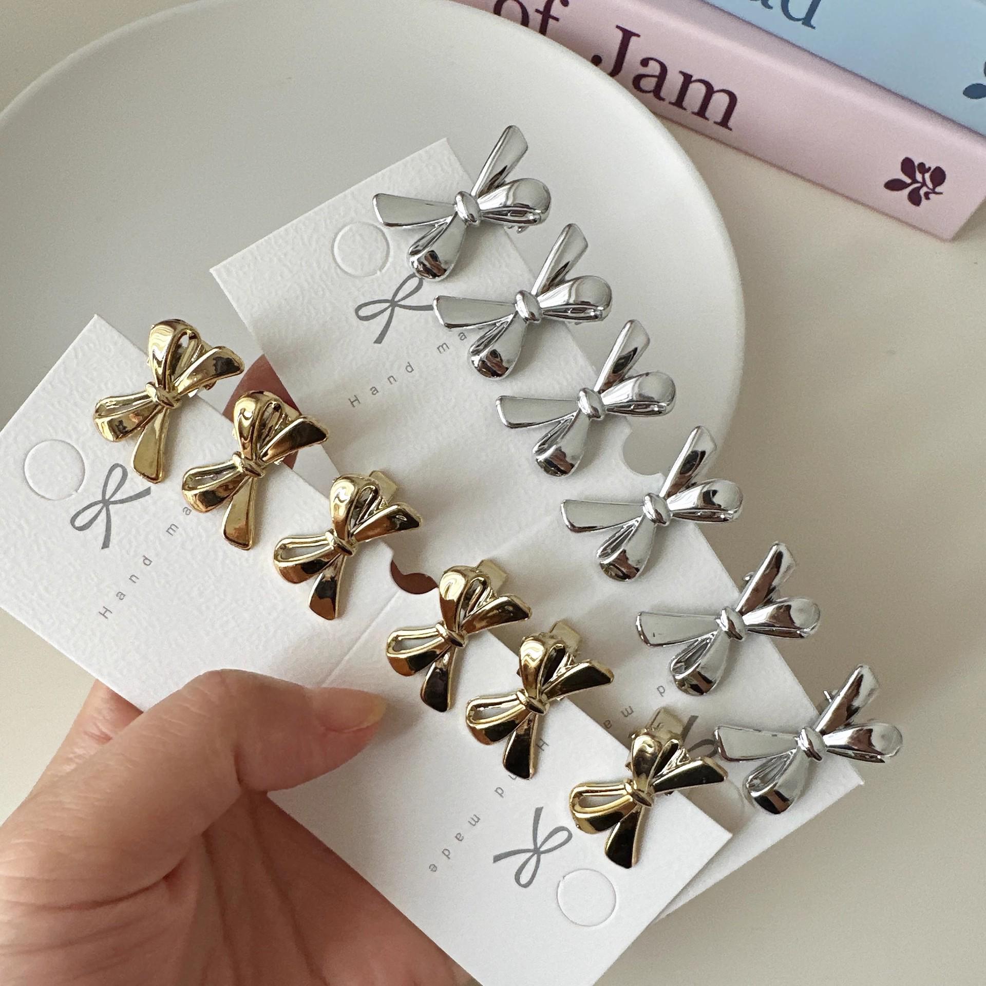 Adorable Silver Bow Hair Clip for Babies
Adorable Silver Bow Hair Clip for Babies
