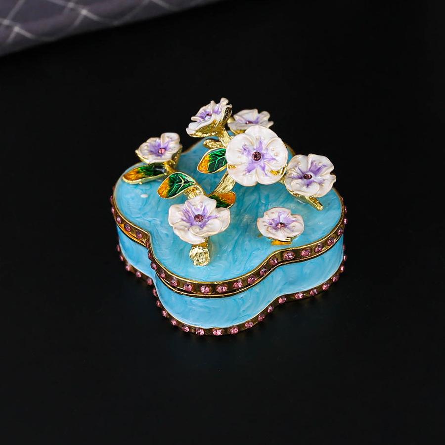 New exquisite enamel purple orchid jewelry box, ring earrings, storage box, dresser ornament, flip cover and dust-proof jewelry box. 5.4*5.4*4 синій
New exquisite enamel purple orchid jewelry box, ring earrings, storage box, dresser ornament, flip cover and dust-proof jewelry box. 5.4*5.4*4 синій