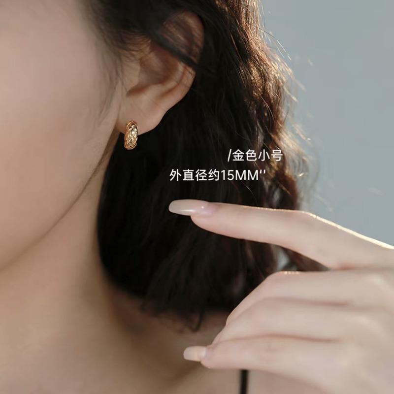 Diamond pattern hoop earrings for women, jewelry, plain hoop, simple and versatile, non-fading earrings and earrings
Diamond pattern hoop earrings for women, jewelry, plain hoop, simple and versatile, non-fading earrings and earrings
