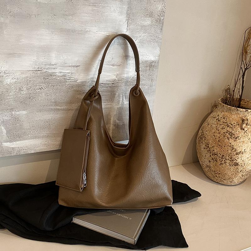 Повсякденна ретро сумка великої місткості жіноча нова приміська універсальна сумка на плече 2024 в іноземному стилі.
Повсякденна ретро сумка великої місткості жіноча нова приміська універсальна сумка на плече 2024 в іноземному стилі.