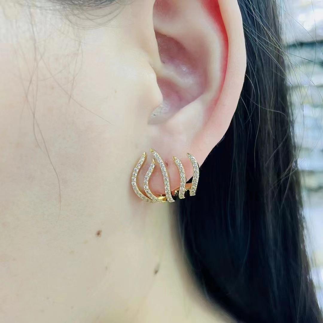 New In Crystal Five Claws Stud Earrings for Women Sweet Curved Luxury Full Rhinestone Small Wedding Ear Zircon pendientes
New In Crystal Five Claws Stud Earrings for Women Sweet Curved Luxury Full Rhinestone Small Wedding Ear Zircon pendientes