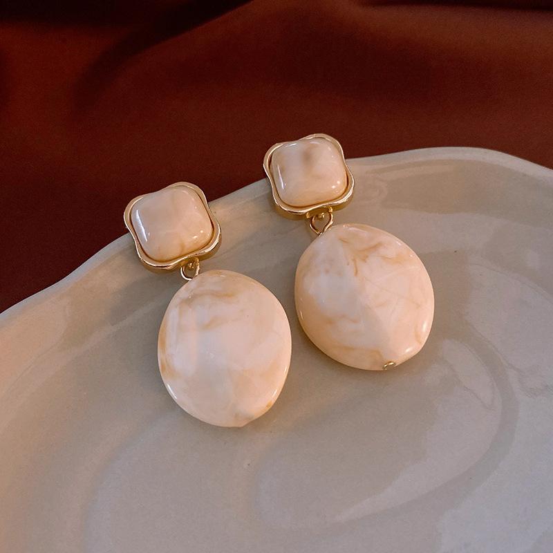 Metal Oval Halo Resin Geometric Dangle Earrings Women New Elegant Trend Design Zircon Party Accessories
Metal Oval Halo Resin Geometric Dangle Earrings Women New Elegant Trend Design Zircon Party Accessories