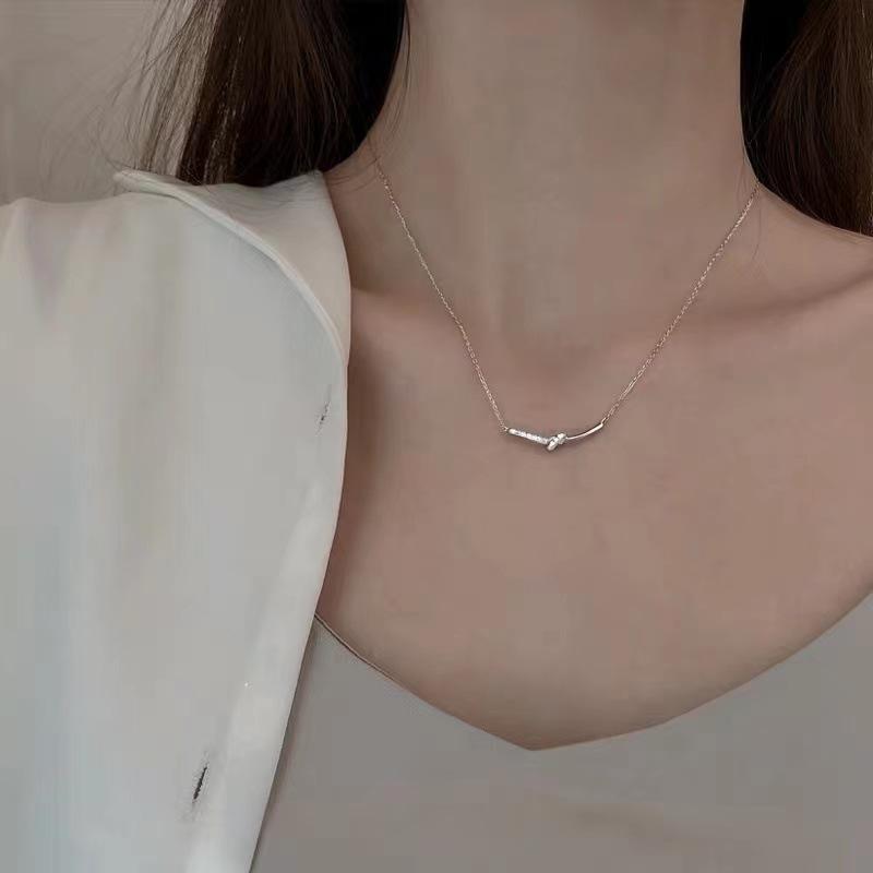 S925 sterling silver plated 14K gold knotted necklace for women niche design simple personality collarbone necklace total length 45cm adjustable
S925 sterling silver plated 14K gold knotted necklace for women niche design simple personality collarbone necklace total length 45cm adjustable