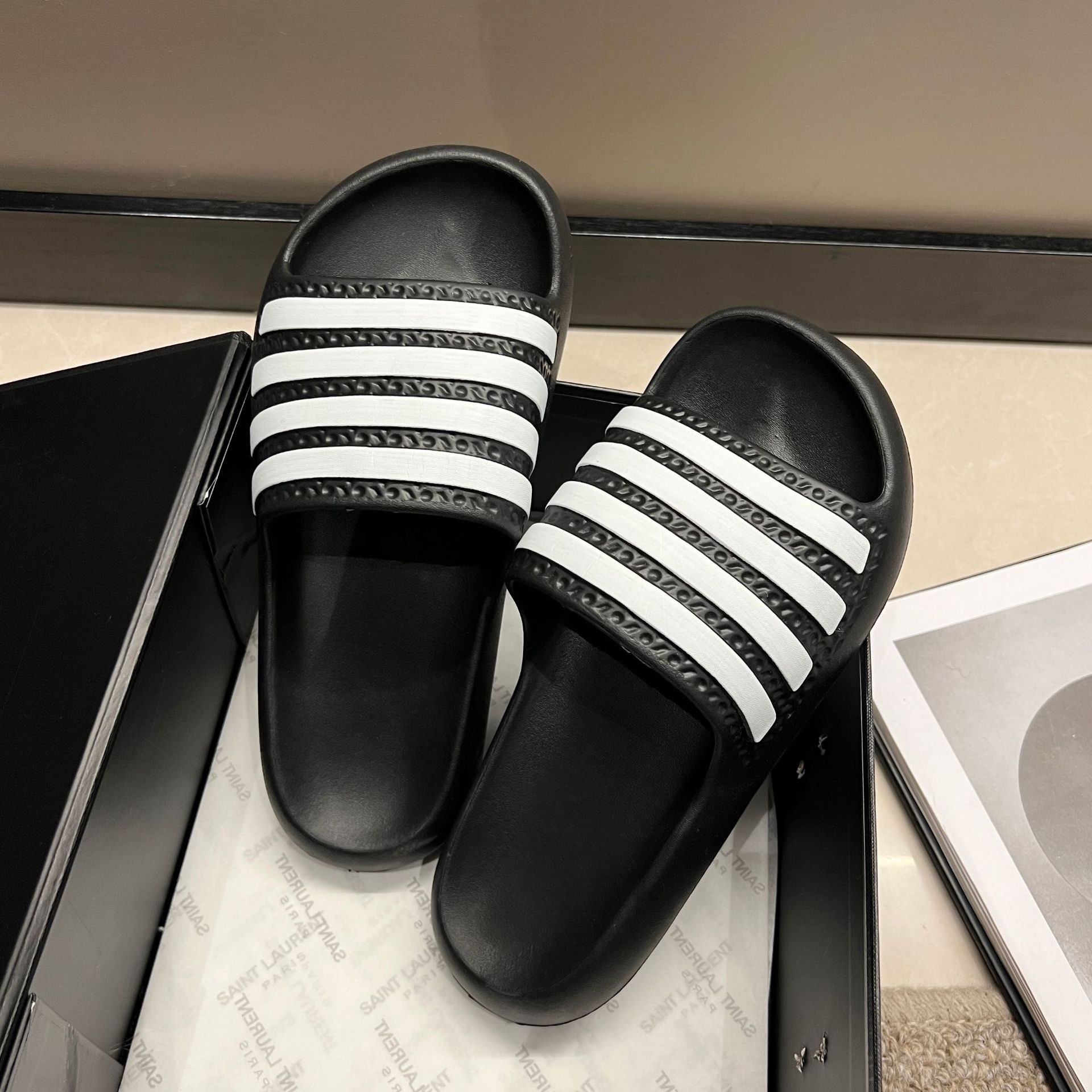 Интегрированные мягкие летние тапочки для женщин и пар, нескользящие, для дома и улицы, классные тапочки 44/45 чёрный
Интегрированные мягкие летние тапочки для женщин и пар, нескользящие, для дома и улицы, классные тапочки 44/45 чёрный