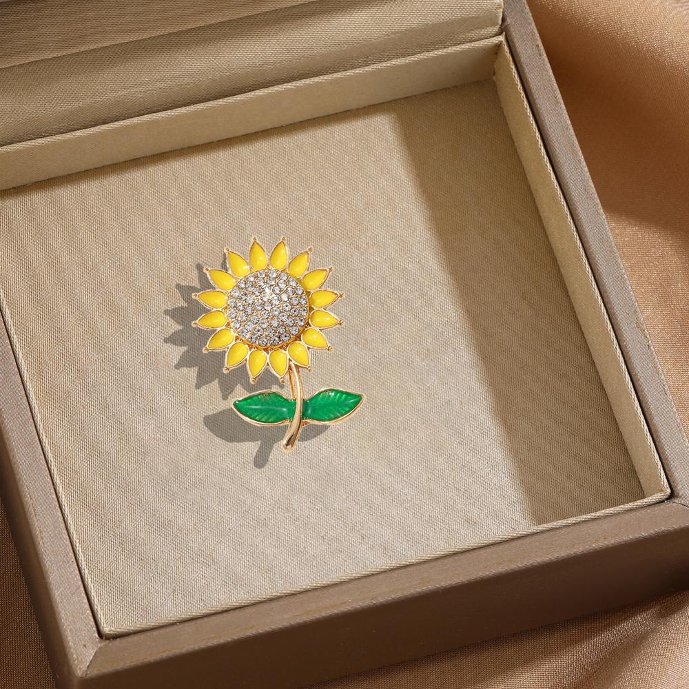 Sunflower-shaped Brooch Universal Plant Metal Badge High-end Light Luxury Clothes Bag Scarf Accessories Corsage Pin
Sunflower-shaped Brooch Universal Plant Metal Badge High-end Light Luxury Clothes Bag Scarf Accessories Corsage Pin