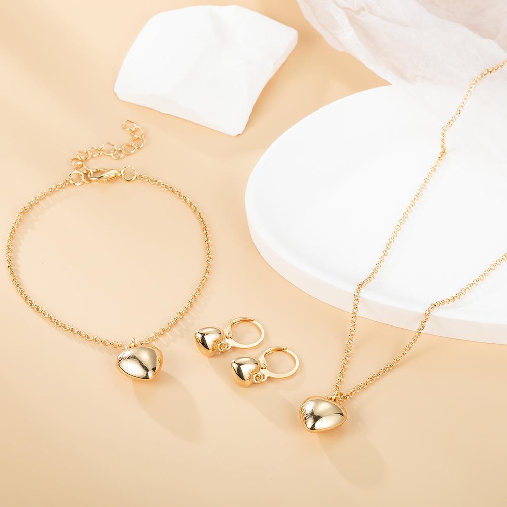 Direct sales fashion gold love pendant, bracelet, earrings, necklace 3-piece set, new set. золотий
Direct sales fashion gold love pendant, bracelet, earrings, necklace 3-piece set, new set. золотий