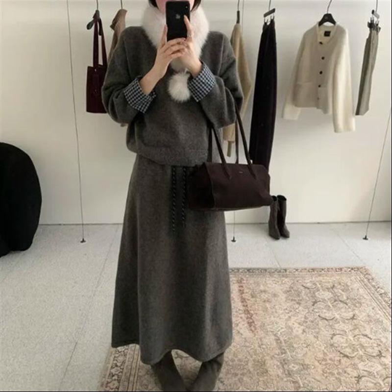Trendy Women s Autumn/Winter Red Sweater and Skirt Set with Fur Collar Halter One Size темно-сірий
Trendy Women s Autumn/Winter Red Sweater and Skirt Set with Fur Collar Halter One Size темно-сірий