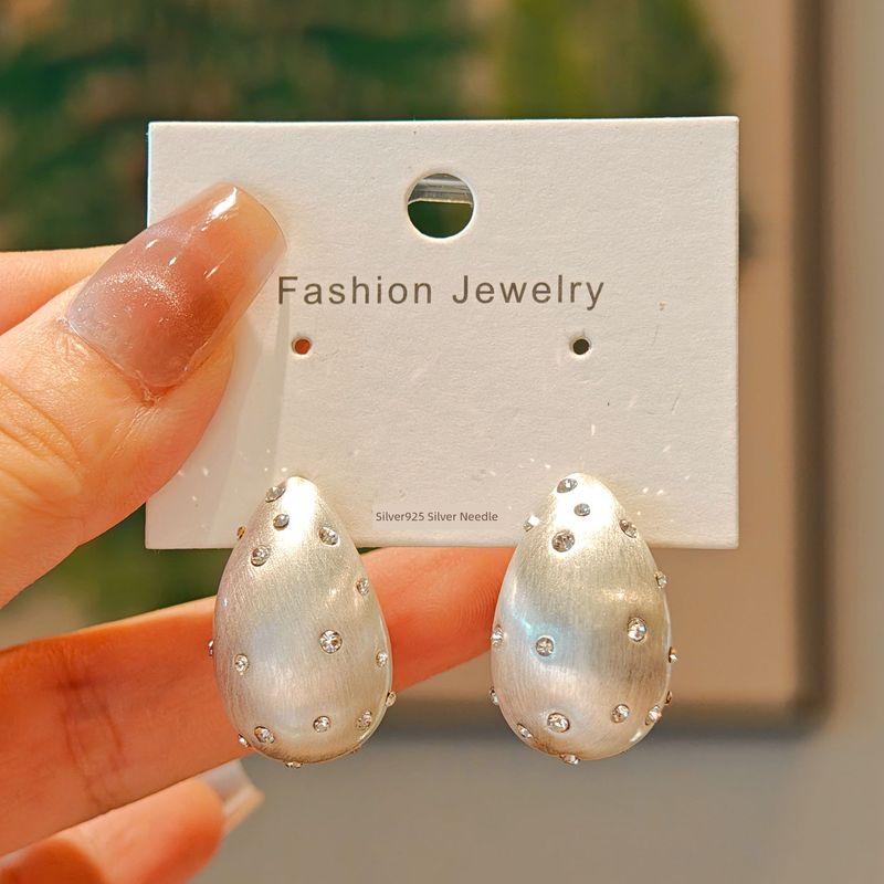 Матовая текстура, серьги-пусеты с подкладкой и серебристыми капельками воды, модные серьги с бриллиантами, серьги нишевого стиля, изящные серьги s925 Silver Needle-Full Zirconium silver Drops
Матовая текстура, серьги-пусеты с подкладкой и серебристыми капельками воды, модные серьги с бриллиантами, серьги нишевого стиля, изящные серьги s925 Silver Needle-Full Zirconium silver Drops