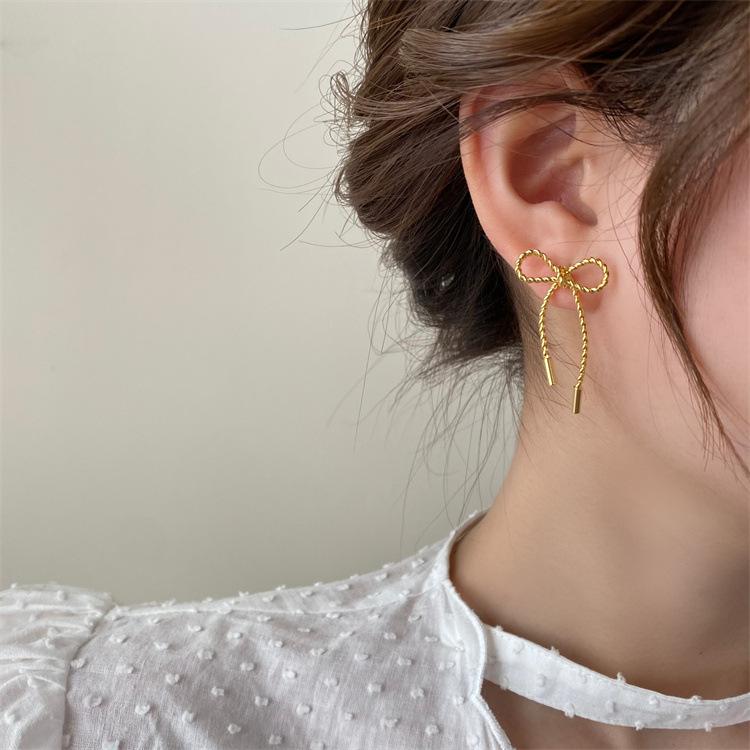 Bow stud earrings niche cold wind temperament earrings fashion simple design sense earrings women
Bow stud earrings niche cold wind temperament earrings fashion simple design sense earrings women