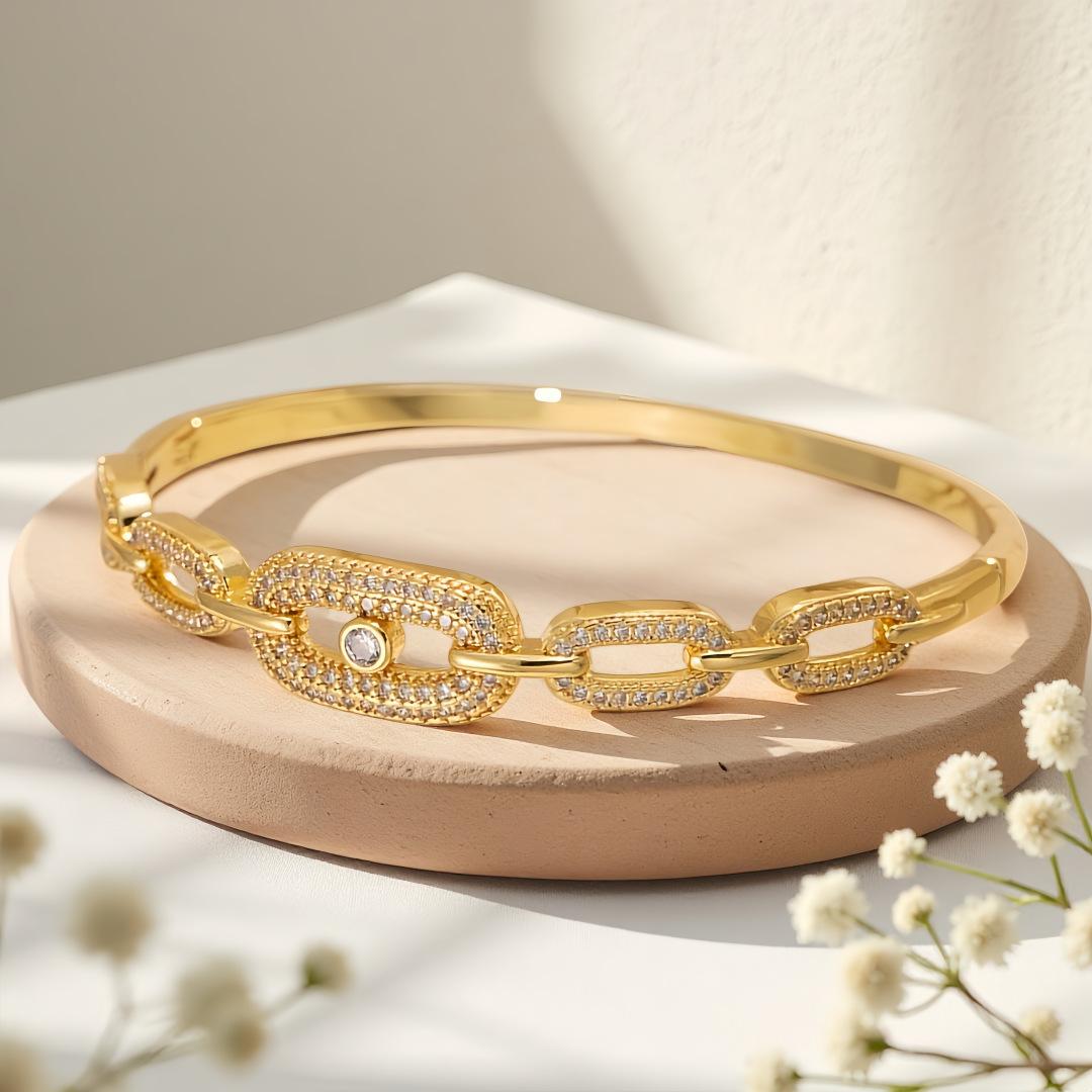 2026 High-end Hollow Zircon Bracelet Women s Light Luxury Fashion Geometric New Bracelet Full of Diamonds, Gold-plated Versatile Jewelry 18CM золотой
2026 High-end Hollow Zircon Bracelet Women s Light Luxury Fashion Geometric New Bracelet Full of Diamonds, Gold-plated Versatile Jewelry 18CM золотой