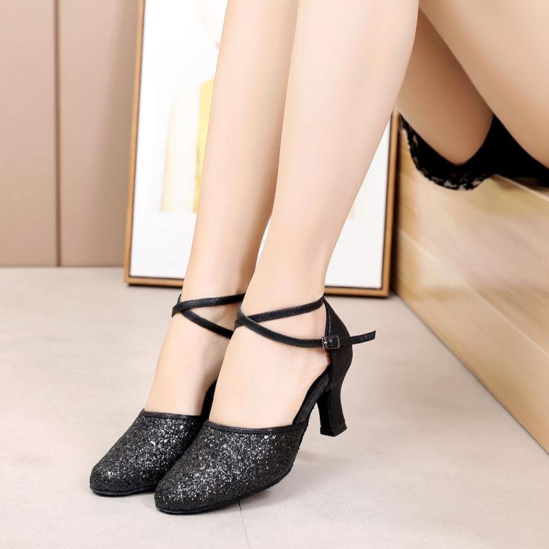 Модные женские современные танцевальные туфли для бальных вечеринок, вальса, джаза, танцевальные туфли с закрытым носком и блестками, на каблуке 5 см 38 чёрный
Модные женские современные танцевальные туфли для бальных вечеринок, вальса, джаза, танцевальные туфли с закрытым носком и блестками, на каблуке 5 см 38 чёрный
