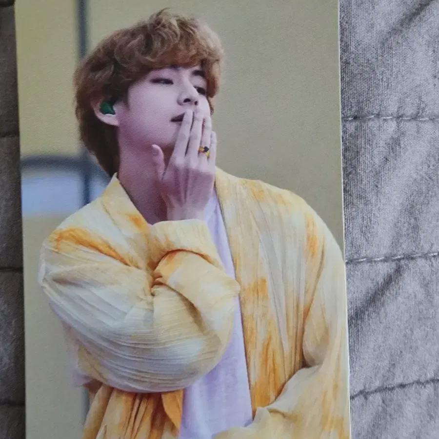 BTS Movieweek Неделя 3 Фотокарточка V Тэ-хён
BTS Movieweek Неделя 3 Фотокарточка V Тэ-хён