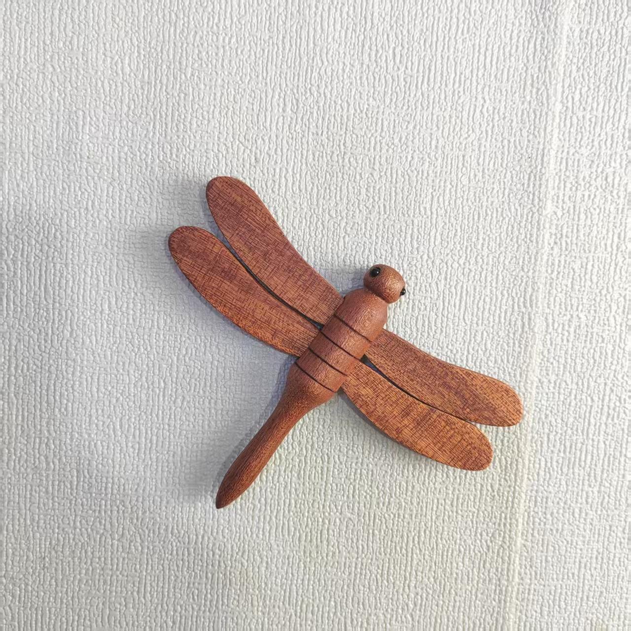 Натуральный деревянный мультяшный насекомое деревянная стружка кулон стрекоза маленькое животное украшение креативное украшение магнит на холодильник подарок
Натуральный деревянный мультяшный насекомое деревянная стружка кулон стрекоза маленькое животное украшение креативное украшение магнит на холодильник подарок