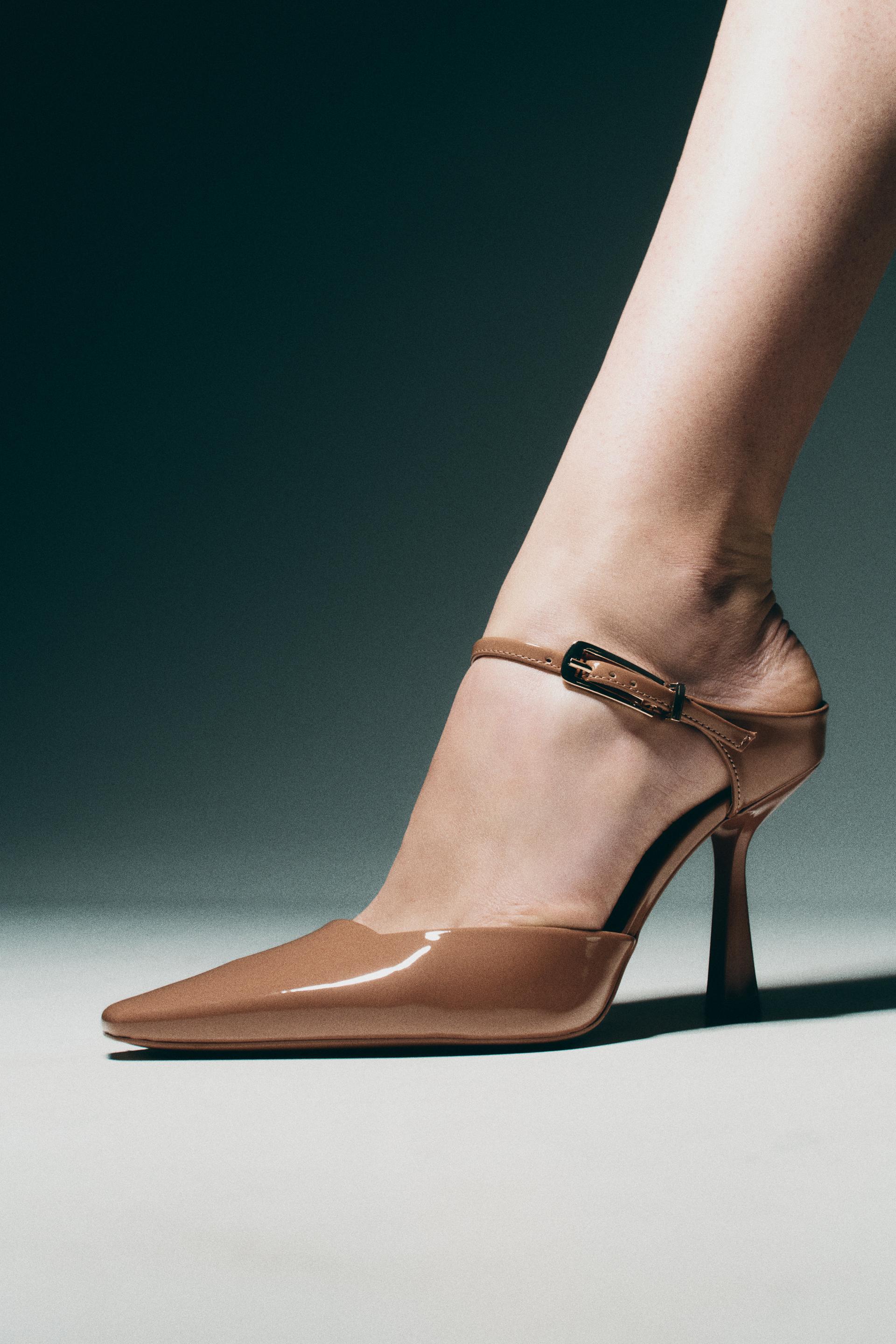 ТУФЛИ НА КАБЛУКЕ С ПРЯЖКОЙ
ТУФЛИ НА КАБЛУКЕ С ПРЯЖКОЙ