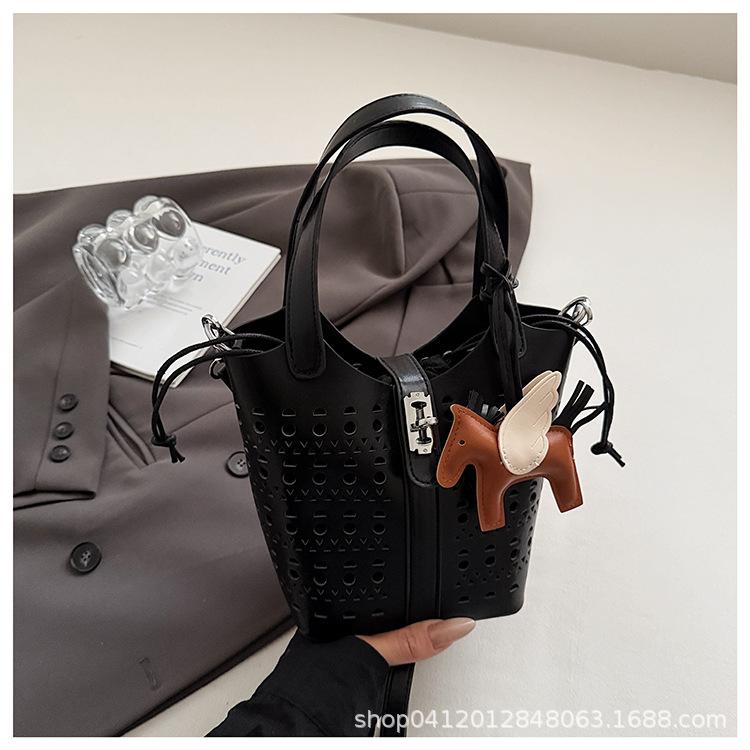 Сумка кроссбоди на одно плечо летняя новая нишевая резная в виде овощной корзины женская сумка для поездок на работу модная ручная сумка-ведро чёрный
Сумка кроссбоди на одно плечо летняя новая нишевая резная в виде овощной корзины женская сумка для поездок на работу модная ручная сумка-ведро чёрный