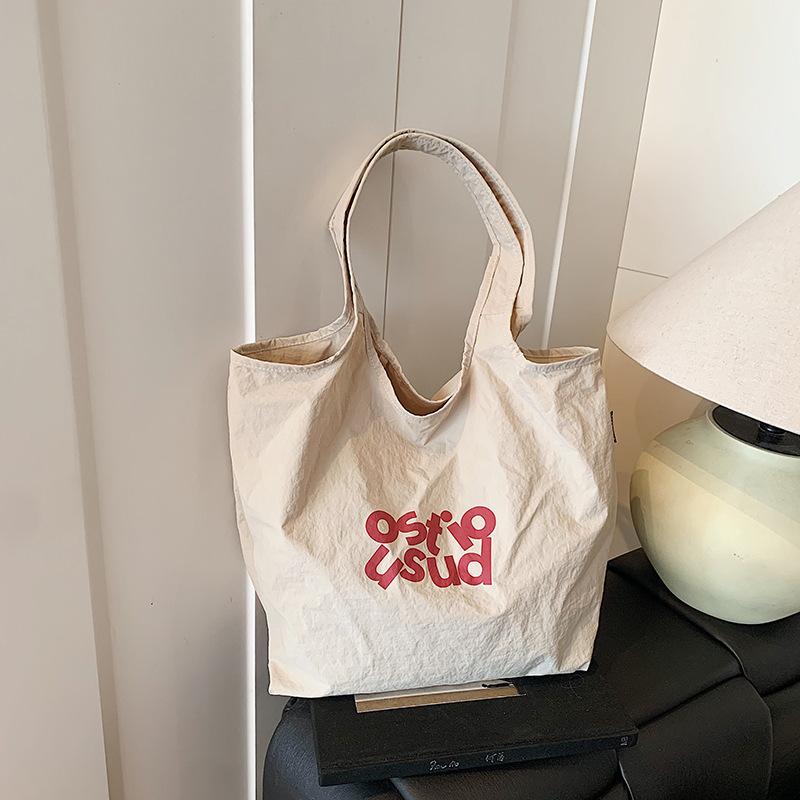 Трендовая, модная, простая и повседневная сумка большой вместимости 2025 лето новая модель в зарубежном стиле женская текстурная сумка-тоут на плечо бежевый
Трендовая, модная, простая и повседневная сумка большой вместимости 2025 лето новая модель в зарубежном стиле женская текстурная сумка-тоут на плечо бежевый