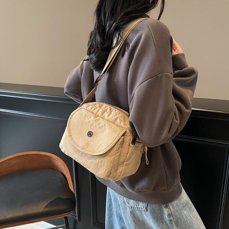 Casual small bag women s 2025 new popular fashion lightweight cloth bag shoulder bag versatile messenger small square bag
Casual small bag women s 2025 new popular fashion lightweight cloth bag shoulder bag versatile messenger small square bag